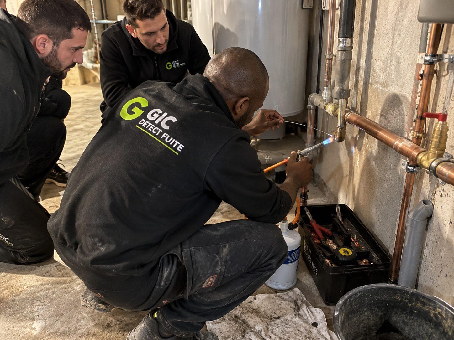 Technicien intervenant sur une canalisation après localisation de la fuite