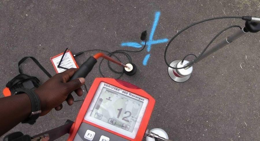 Équipement de détection au gaz traceur employé sur un branchement enterré à Dugny