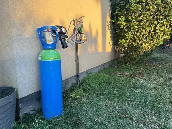 Bouteille de gaz traceur hydrogène-azote utilisée en recherche de fuite à Pontault-Combault