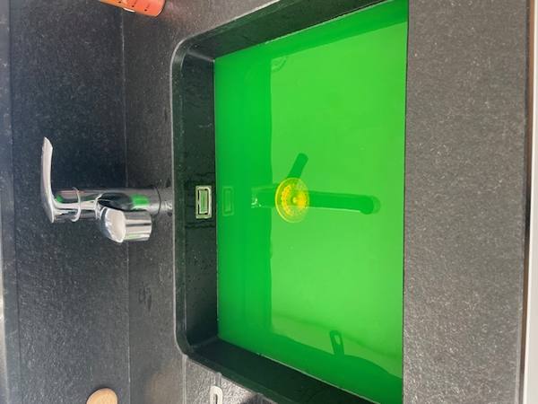 Fluorescéine dans évier – traçage fuite