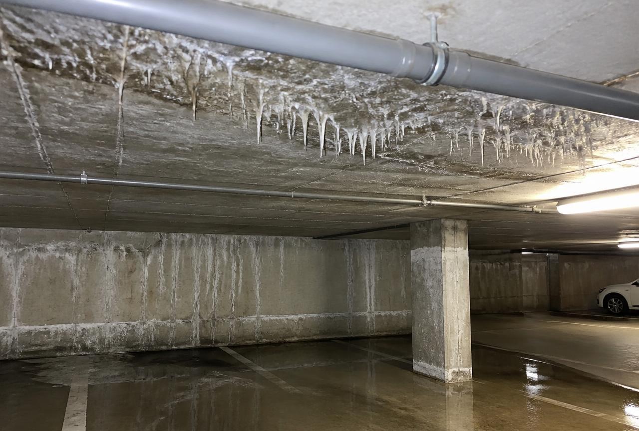 Plafond de parking souterrain suintant dans une résidence de Créteil