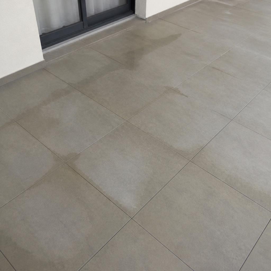 Tache d'humidité sur un plafond dans une maison à Mennecy