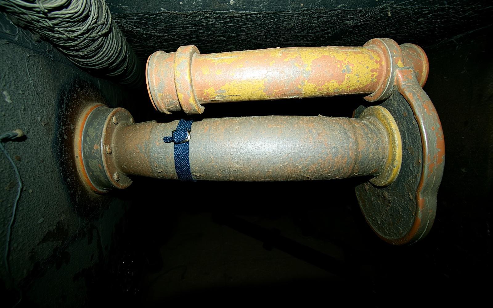Cave humide avec canalisations anciennes lors d'une recherche de fuite à Noisy-le-Sec