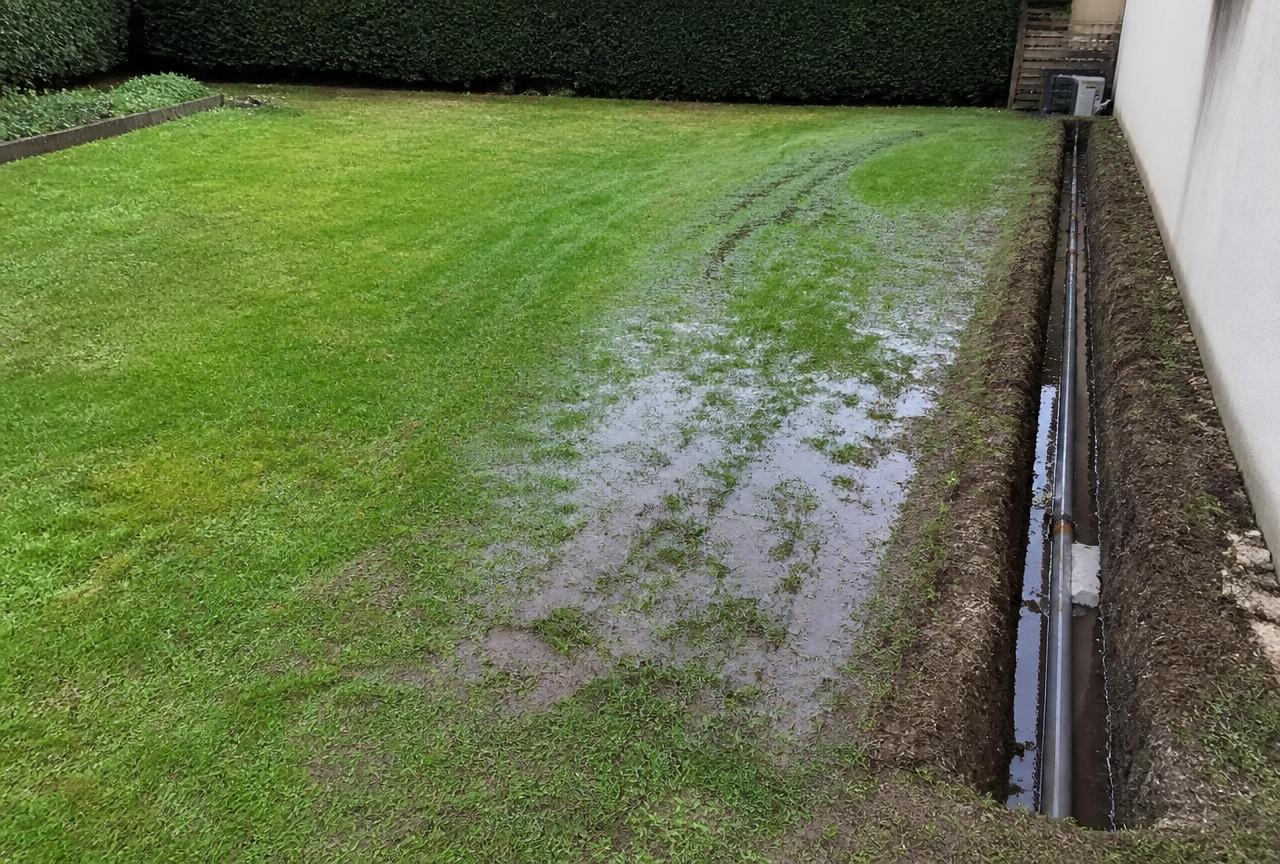Zone de jardin gorgée d'eau au-dessus d'une canalisation enterrée à Pontault-Combault